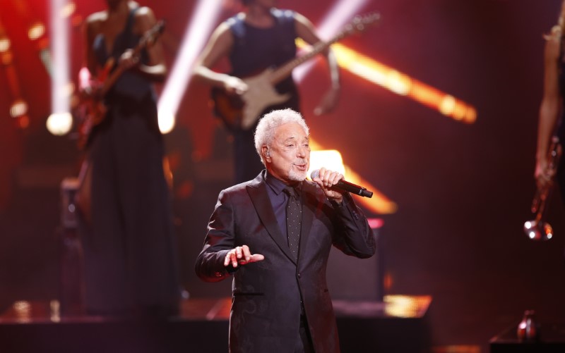 © Reuters. Cantor Tom Jones durante apresentação em Berlim, na Alemanha