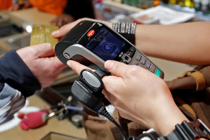 © Reuters. Consumidor paga com cartão em mercado Franprix, em Paris, na França