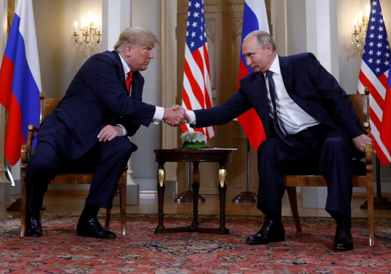 © Reuters. Presidente dos Estados Unidos, Donald Trump, e presidente da Rússia, Vladimir Putin, durante cúpula em Helsinque, na Finlândia