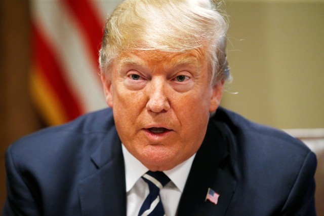 © Reuters. U.S. President Trump speaks about his summit meeting with Russian President Putin as he begins a meeting with lawmakers at the White House in Washington