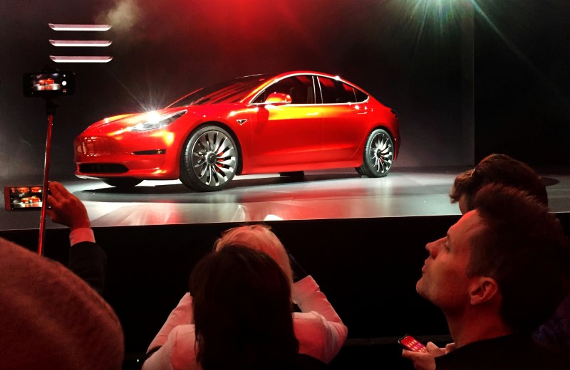 © Reuters. FILE PHOTO: A Tesla Model 3 sedan is displayed during its launch in Hawthorne