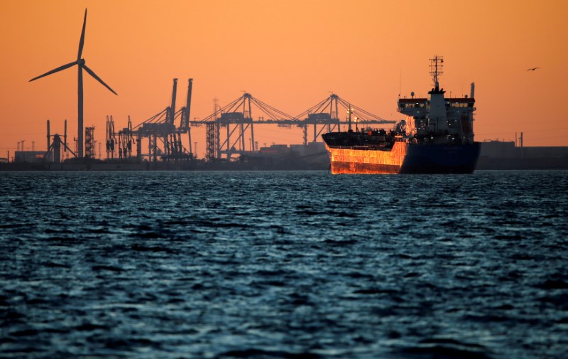 © Reuters. FILE PHOTO: Oil tanker is seen at sunset anchored off the Fos-Lavera oil hub near Marseille