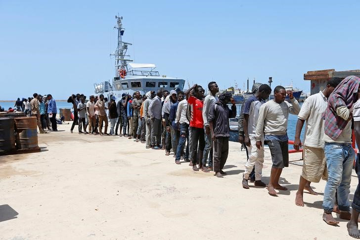© Reuters. Migrants arrive at a naval base after being rescued by Libyan coast guards in Tripoli