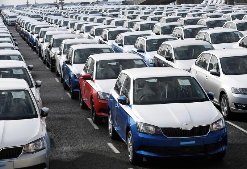 © Reuters. Volkswagen export cars are seen in the port of Emden