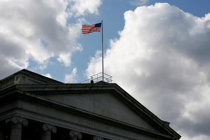 © Reuters. FILE PHOTO: The United States flag flies atop the U.S. Treasury Department in Washington