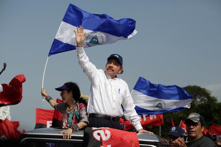 © Reuters. El presidente de Nicaragua, Daniel Ortega, y la vicepresidenta del país, Rosario Murillo, llegan a la conmemoración del aniversario 39 de la victoria de la Revolución sandinista en Managua