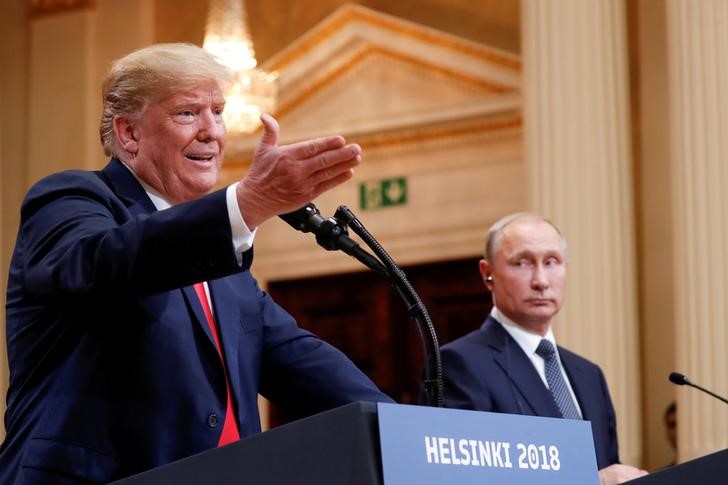 © Reuters. FILE PHOTO: U.S. President Donald Trump gestures during a joint news conference with Russia's President Vladimir Putin after their meeting in Helsinki