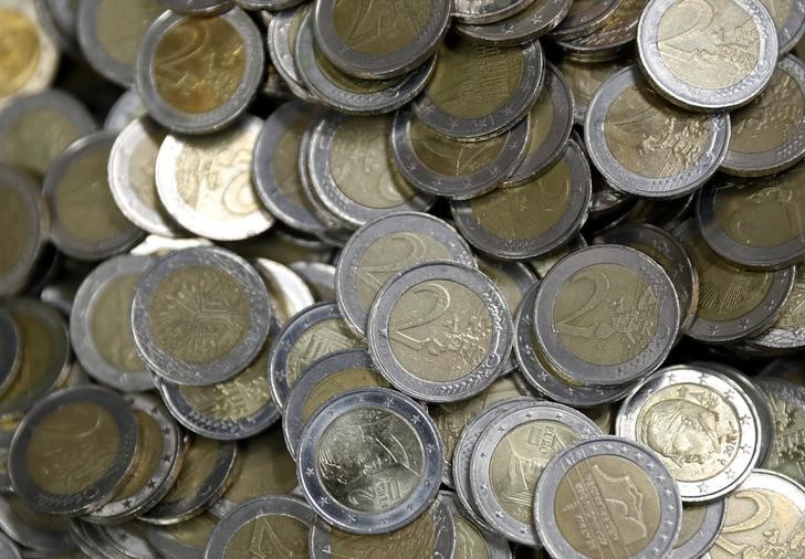 © Reuters. Two Euro coins are seen at the Money Service Austria company's headquarters in Vienna
