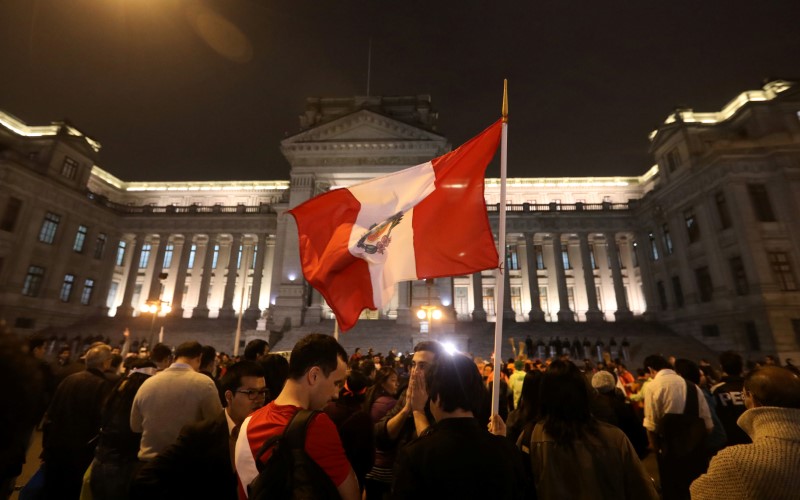 © Reuters. La crisis judicial en Perú se intensifica con protestas contra la corrupción y dimisiones de jueces