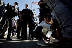 © Reuters. La mayoría de familias separadas en la frontera entre EEUU y México permanecen divididas