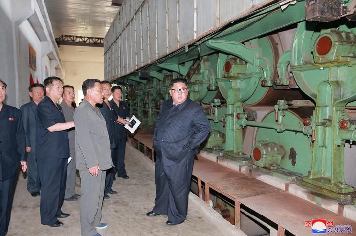 © Reuters. FILE PHOTO: North Korea's leader Kim Jong Un tours a factory in Sinuiju, North Korea