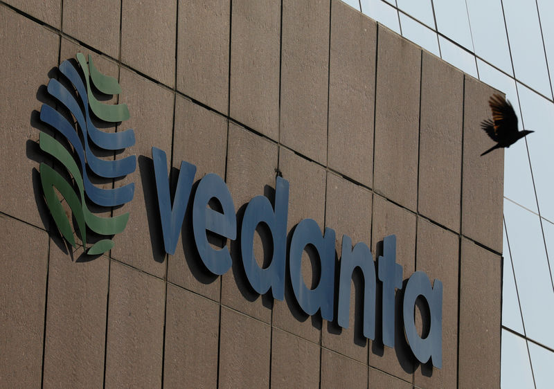 © Reuters. FILE PHOTO: A bird flies past the logo of Vedanta installed on the facade of its headquarters in Mumbai