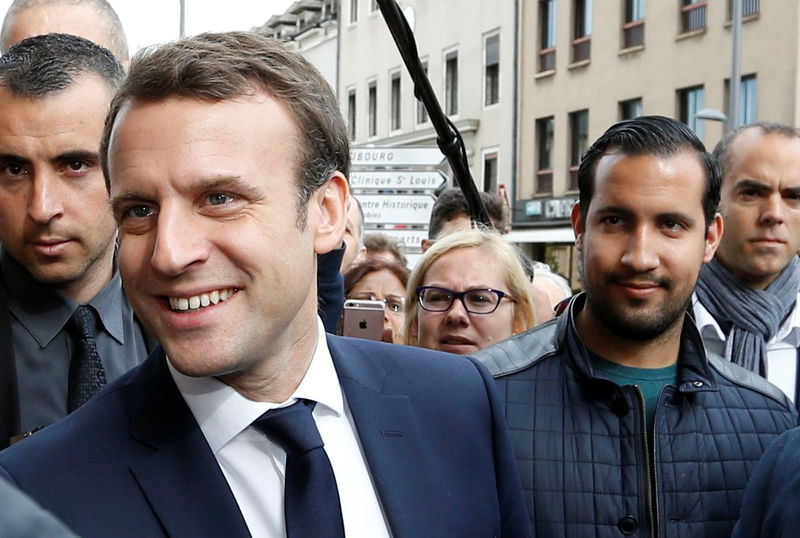 © Reuters. Macron despedirá al guardaespaldas grabado golpeando a un manifestante