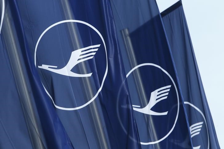 © Reuters. Flags with the German airline Lufthansa sign flutter next to the office building in Frankfurt