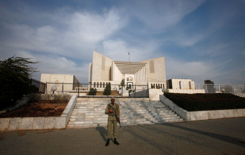 © Reuters. FILE PHOTO: A paramilitary soldier keeps guard outside the Supreme Court building in Islamabad