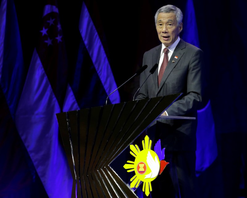 © Reuters. Singapore Prime Minister Lee Hsien Loong delivers his speech after the transfer of ASEAN Chairmanship at the closing ceremonies of the 31st ASEAN Summit and Related Summits in Manila