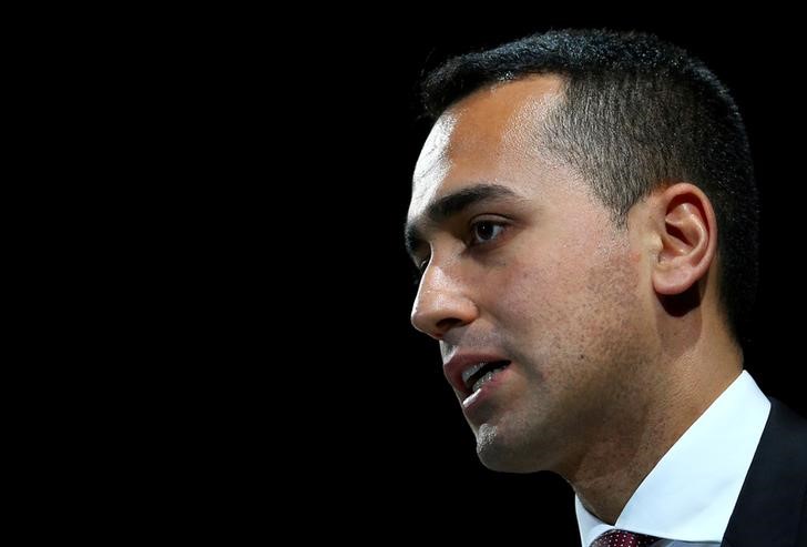 © Reuters. FILE PHOTO: FILE PHOTO: Italian Minister of Labor and Industry Luigi Di Maio speaks at the Italian Business Association Confcommercio meeting in Rome