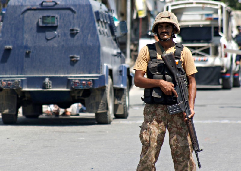 © Reuters. Soldado do Paquistão é visto em Mardan