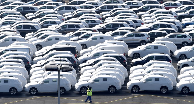 © Reuters. FILE PHOTO: Volkswagen export cars are seen in the port of Emden