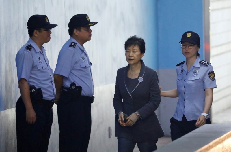 © Reuters. Ex-presidente da Coreia do Sul Park Geun-hye chega a tribunal em Seul