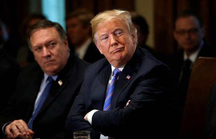 © Reuters. U.S. Secretary of State Pompeo and President Trump listen during cabinet meeting at the White House in Washington