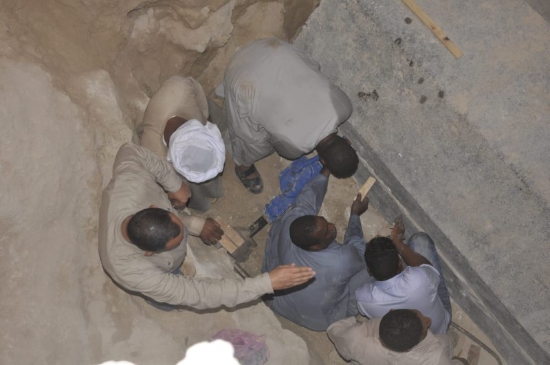 © Reuters. العثور على "دفنة عائلية" داخل التابوت الأثري الضخم بالإسكندرية