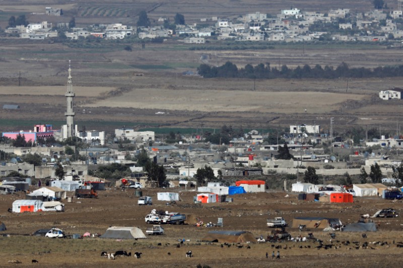 © Reuters. شاهد والمرصد السوري: بدء إجلاء مقاتلي معارضة ومدنيين من حدود الجولان
