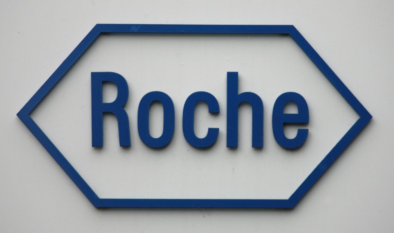 © Reuters. FILE PHOTO: The logo of Swiss pharmaceutical company Roche is pictured on the company's headquarters in Basel