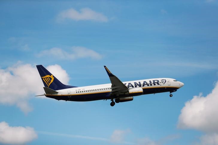 © Reuters. A Ryanair Boeing takes off at Lisbon's airport