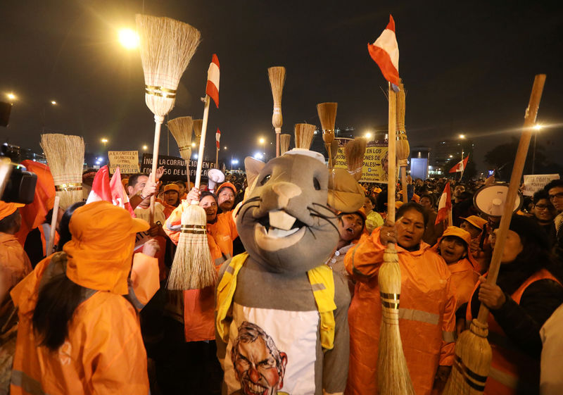 © Reuters. Manifestantes protestam contra corrupção no Peru na capital Lima