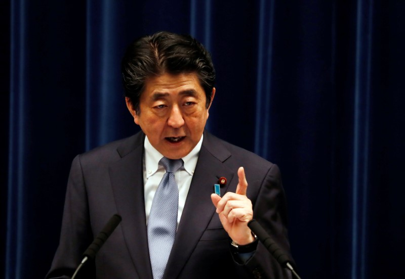 © Reuters. Japan's Prime Minister Shinzo Abe speaks at a news conference in Tokyo
