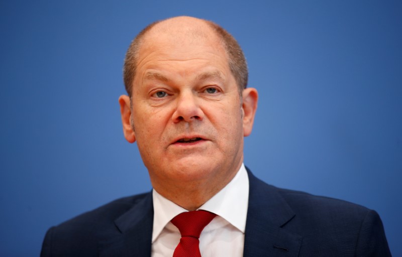 © Reuters. FILE PHOTO: German Vice Chancellor and Finance Minister Olaf Scholz attends a news conference to present the fiscal plan for 2019-2022 in Berlin