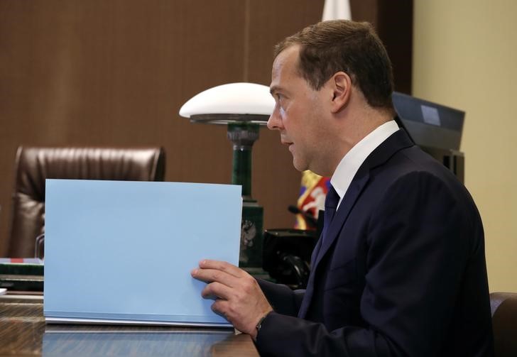 © Reuters. Премьер-министр РФ Дмитрий Медведев на встрече с президентом Владимиром Путиным в Сочи