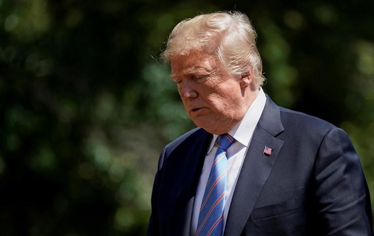 © Reuters. U.S. President Donald Trump walks from Marine One as he arrives on the South Lawn of the White House in Washington