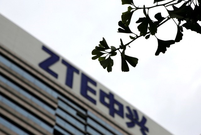 © Reuters. FILE PHOTO: The logo of China's ZTE Corp is seen on the building of ZTE Beijing research and development center in Beijing