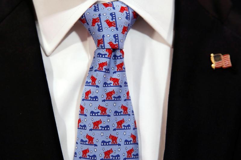© Reuters. A Republican National Convention staff member wears a tie with the convention logo of an elephant and an electric guitar, as final preparations continue before the start of the first day of the convention in Cleveland