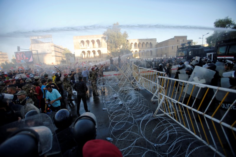 © Reuters. الشرطة ومصادر طبية: مقتل عراقي في احتجاج عند فرع لمنظمة بدر