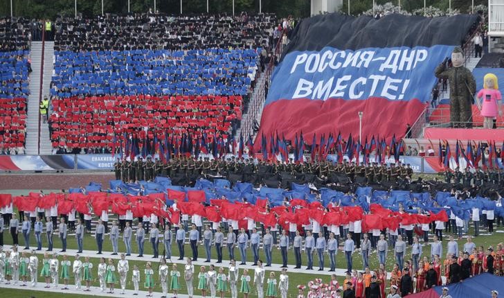© Reuters. People take part in celebrations marking the fourth anniversary of the referendum on secession of the self-proclaimed Donetsk People’s Republic in Donetsk