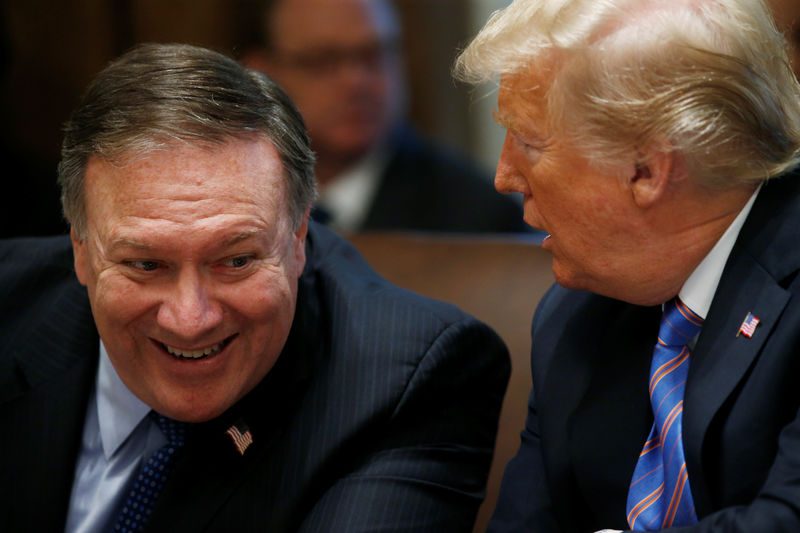 © Reuters. President Trump talks to U.S. Secretary of State Pompeo during cabinet meeting at the White House in Washington