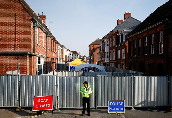 © Reuters. Policial em local de investigação de envenanamento de britânicos com Novichok em Amesbury