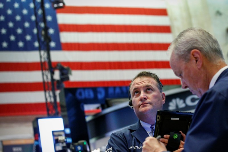 © Reuters. Traders work on the floor of the NYSE in New York