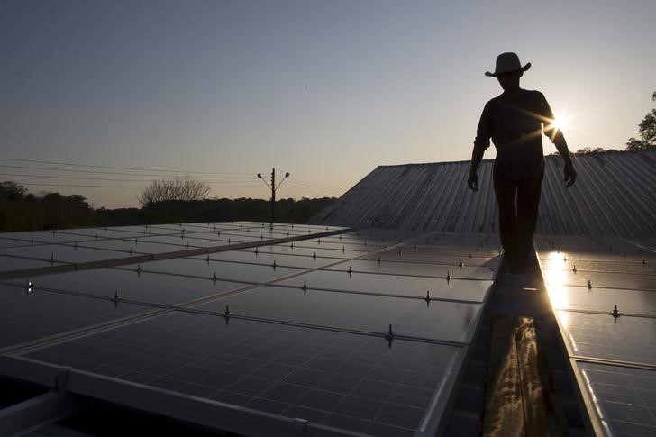 © Reuters. Painéis solares em Vila Nova do Amana, no Estado do Amazonas, Brasil