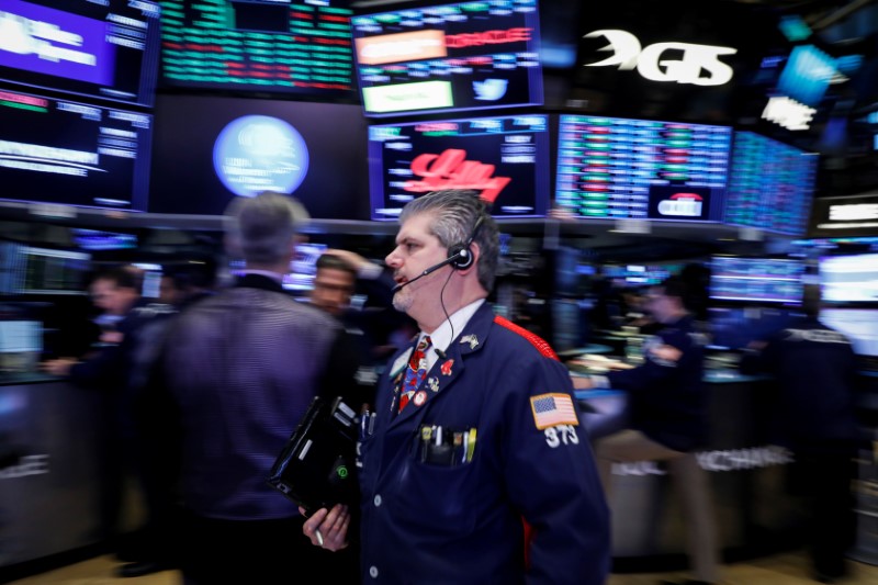 © Reuters. Operadores na New York Stock Exchange, (NYSE), em Nova York, EUA