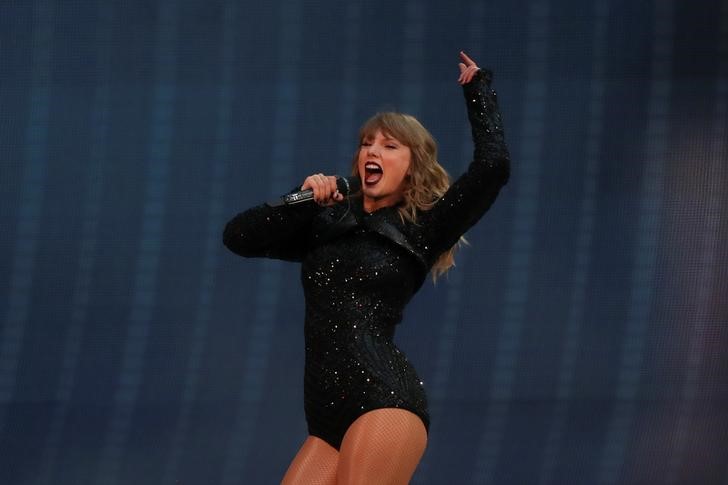 © Reuters. La cantante Taylor Swift, durante el concierto de la gira presentación de su álbum "Reputation" en el estadio Wembley en Londres