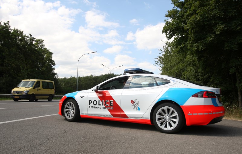 © Reuters. شرطة لوكسمبورج تشغل سيارتي تسلا لمكافحة الجريمة