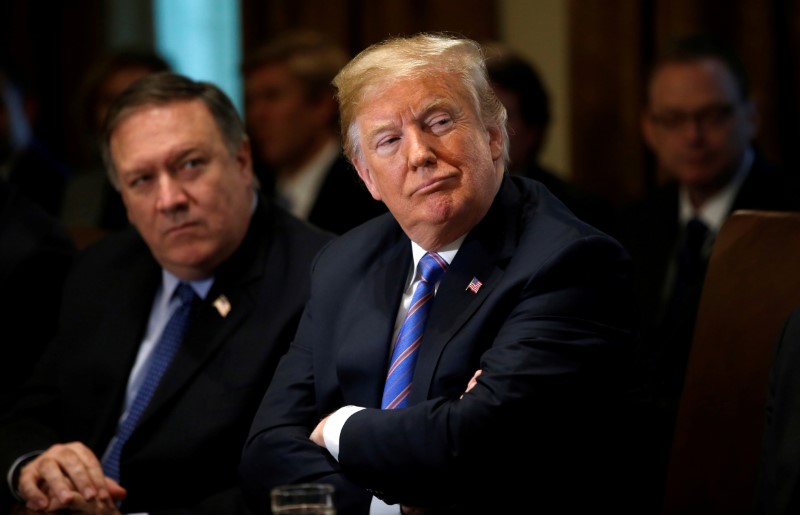 © Reuters. El presidente de Estados Unidos, Donald Trump, escucha junto a su secretario de Estado, Mike Pompeo, durante una reunión del gabinete en la Casa Blanca.