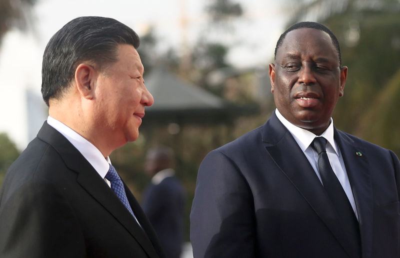 © Reuters. Chinese President Xi Jinping talks with Senegal's President Macky Sall at the Presidential Palace during his visit to Dakar