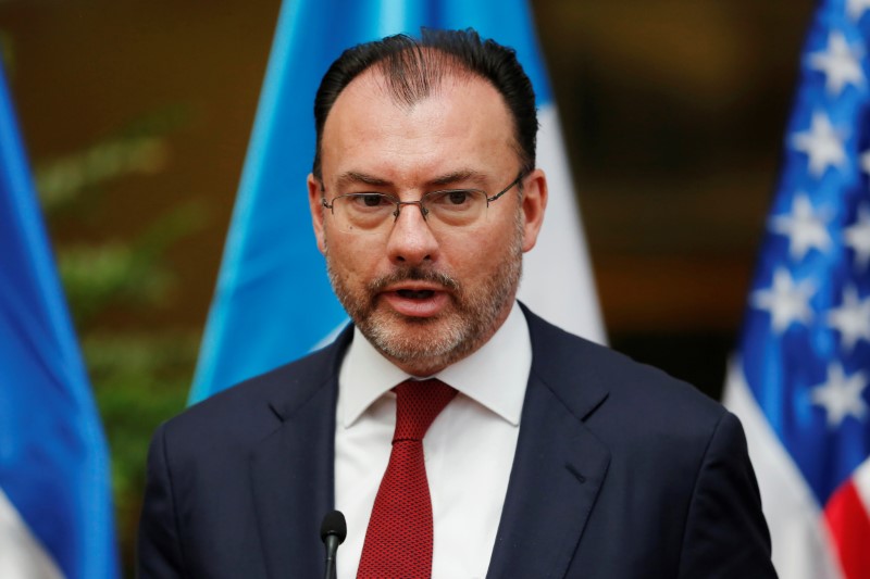 © Reuters. Mexico's Foreign Minister Luis Videgaray delivers a message after a meeting with U.S. Homeland Security Secretary Kirstjen Nielsen and his Central American counterparts in Guatemala City