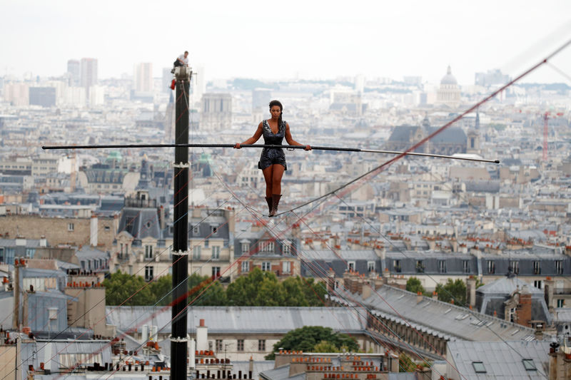 © Reuters. لاعبة مشي على الحبل المشدود تدهش سكان باريس بعرض مثير