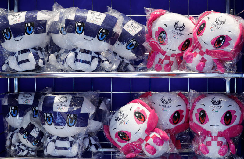 © Reuters. Dolls of Tokyo 2020 Olympic Games mascot Miraitowa and Paralympic mascot Someity are displayed at the mascot house in Tokyo